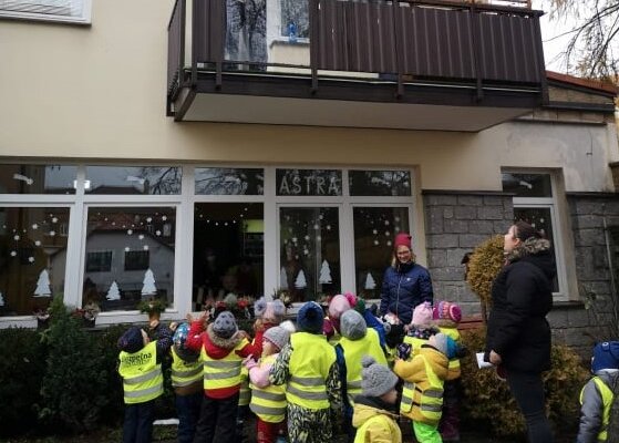 Děti ze školky zazpívaly seniorům pod okny denního centra Astra