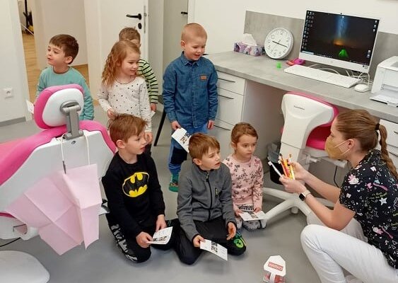 Děti z MŠ na jedinečné exkurzi v zubařské ordinaci