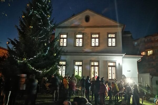 Slavnostní rozsvěcení vánočního stromku na zahradě MŠ