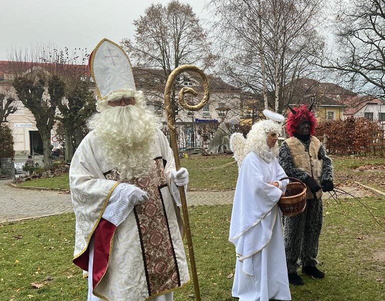 Mikuláš přišel za dětmi ze školky i ze školy