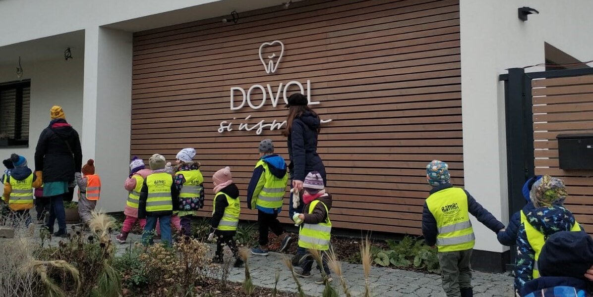Děti ze školky a exkurze v zubařské klinice
