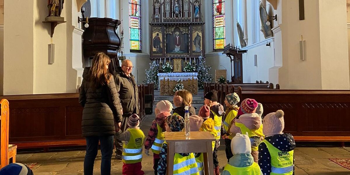 Ve školce po Novém roce: návštěva kostela, rozbalování dárečků a zpívání seniorům v Astře