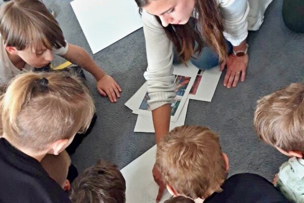 Děti tvoří školní zahradu spolu se zahradní architektkou