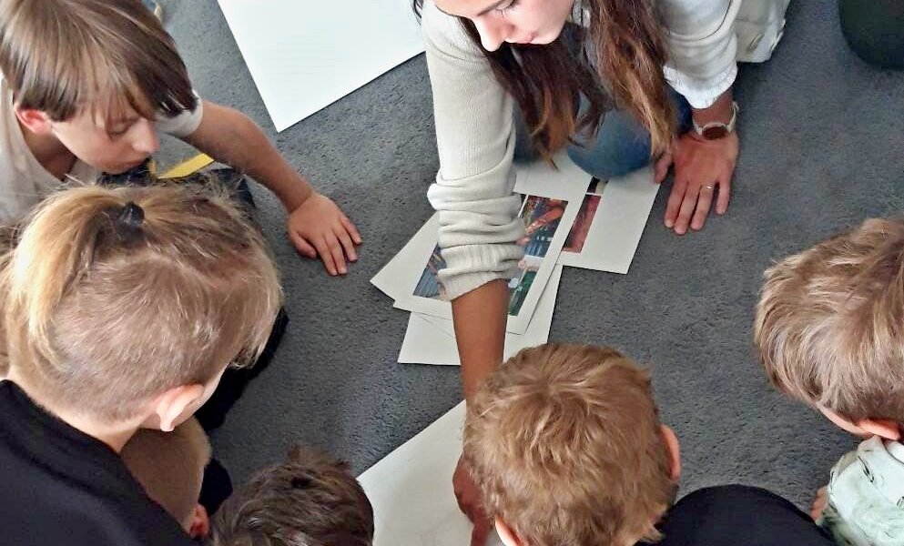Děti tvoří školní zahradu spolu se zahradní architektkou